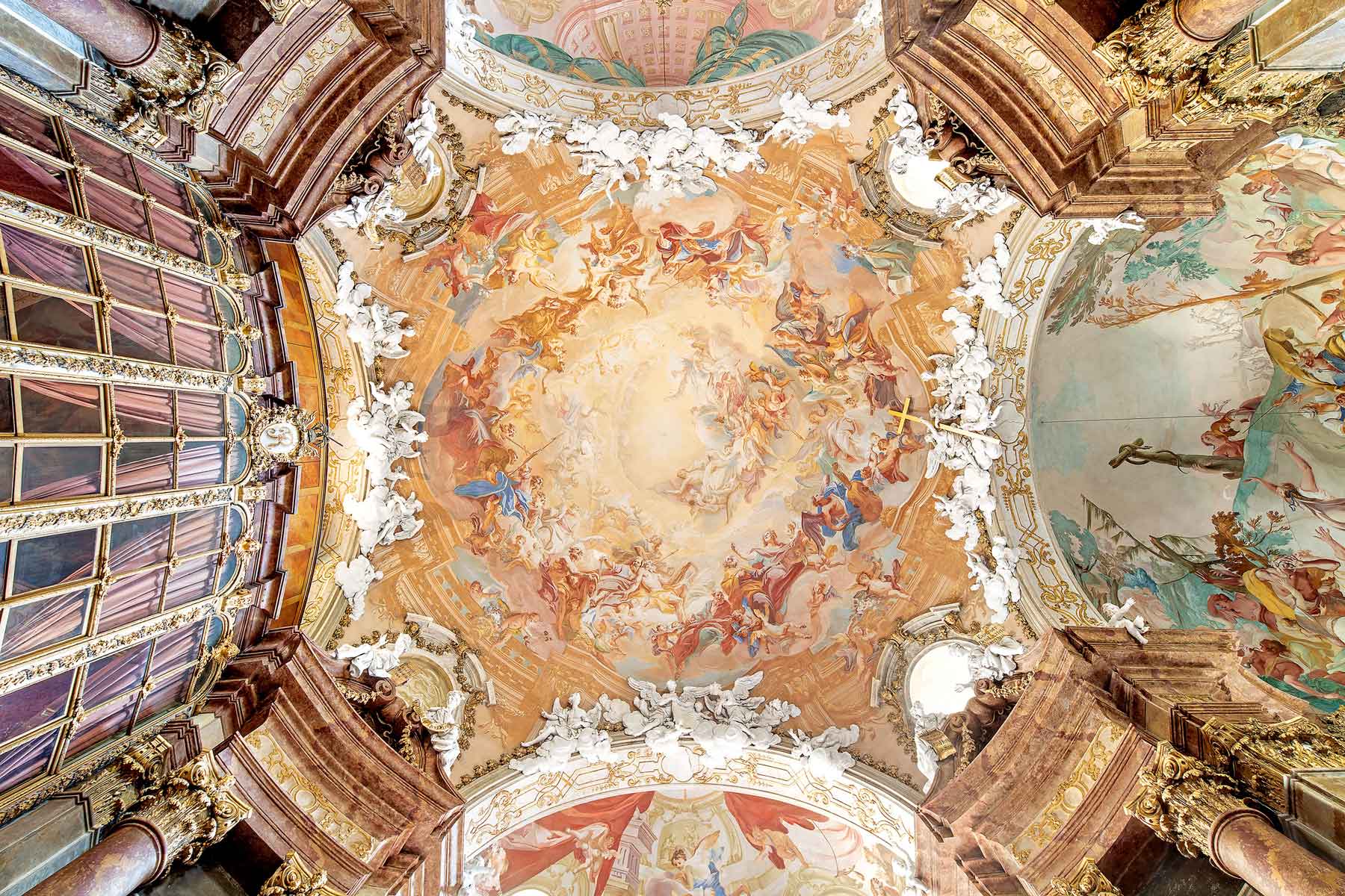 Blick auf die barocken Deckenfresken in der Ludwigsburger Schlosskirche